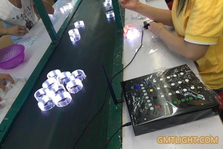 luminous bracelet with remote co<em></em>ntrol for audience interaction