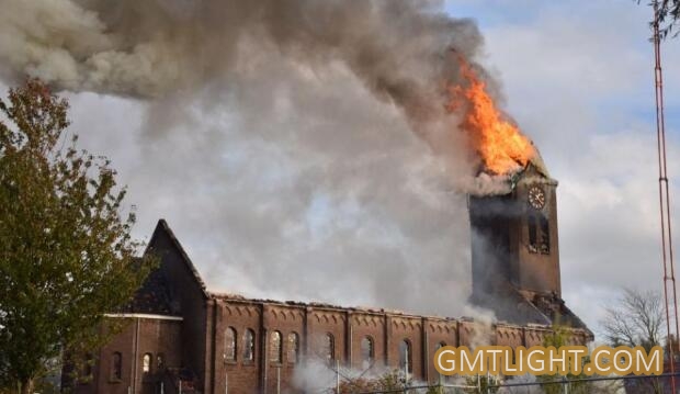 荷兰百年历史的圣母大教堂发生火灾