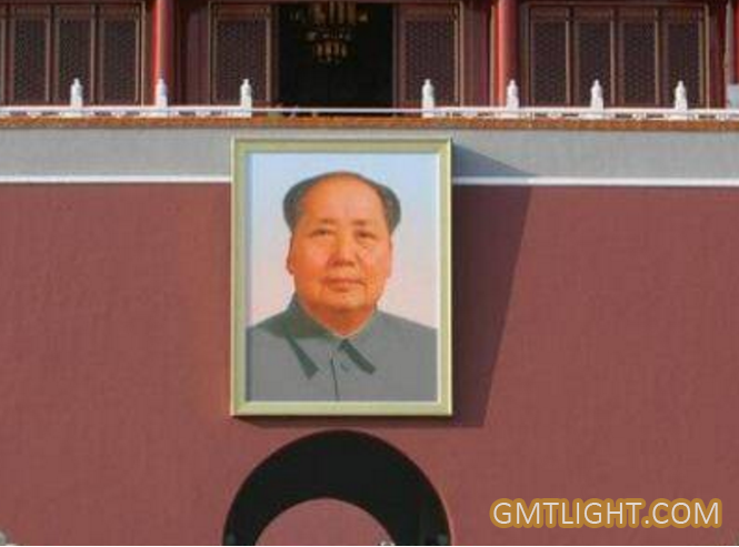 天安门城楼的毛主席画像是谁画的？