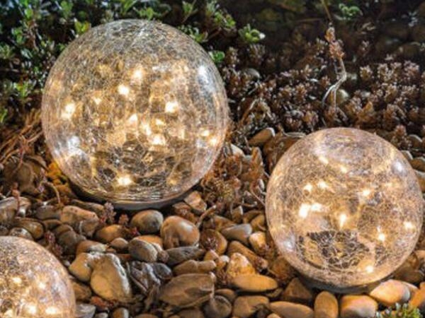 Spherical lawn lamp with solar energy glass crack