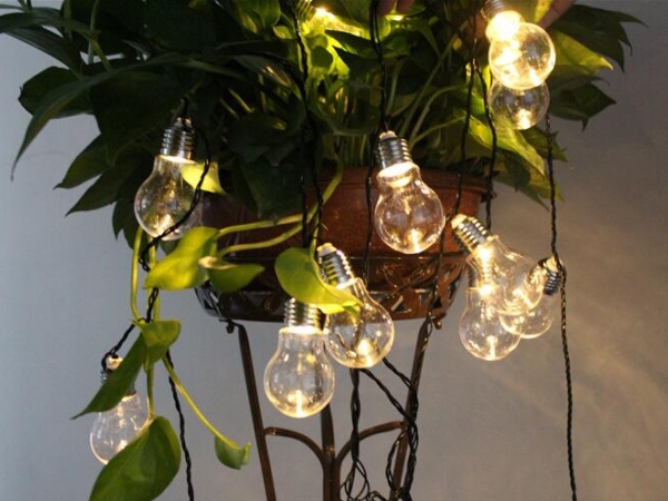 Solar powered traditional bulb shape LED light string