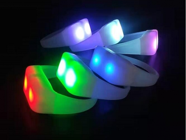 Flash silicone bracelet with unified remote control for large-scale performances