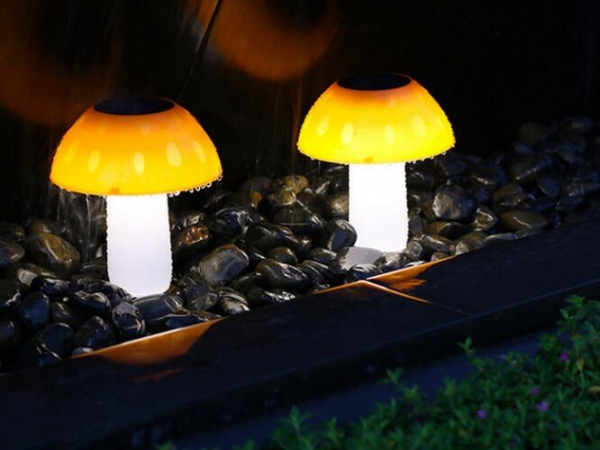 Mushroom shaped solar lawn lamp