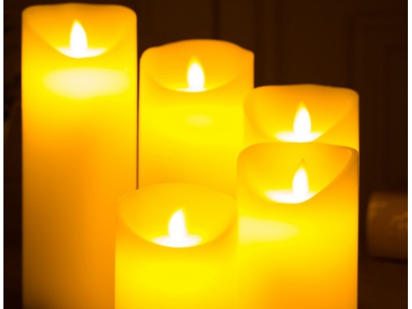 Rechargeable electronic candle with simulated flame