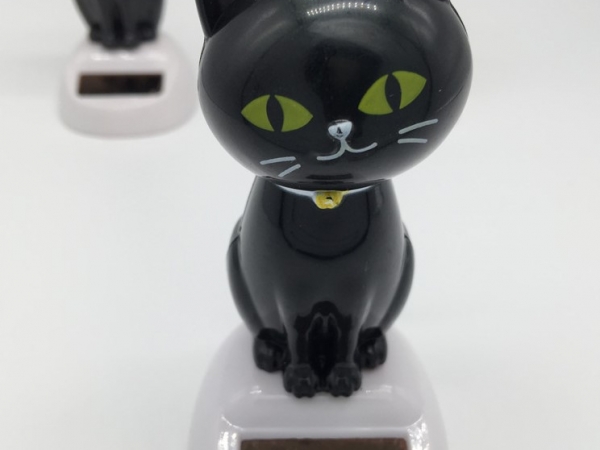 Solar automatic shake head black cat