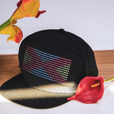 ​可编辑的带LED显示屏的装饰帽