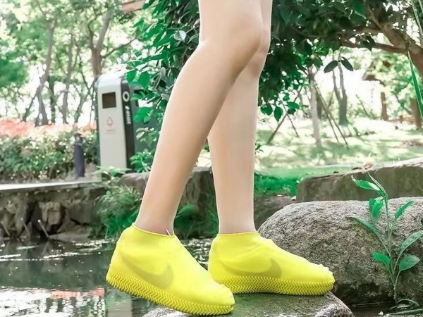 Portable safety yellow silicone waterproof shoe cover with elasticity