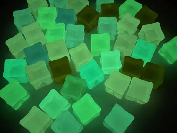 Glow in darkness ice cubes Noctilucent luminescence